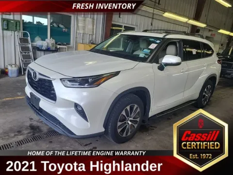 White 2021 Toyota Highlander XLE for sale in Cedar Rapids, IA