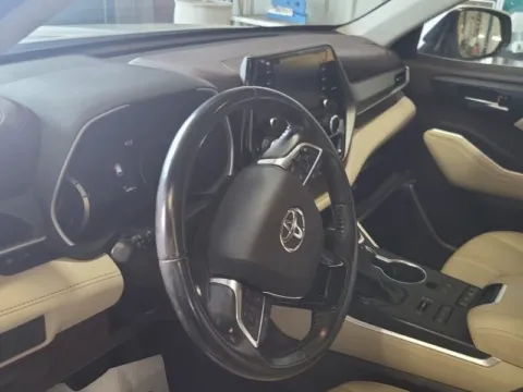 More photos of 2021 Toyota Highlander XLE at Cassill Motors, IA