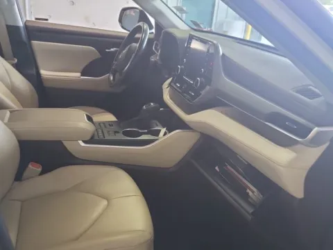 More photos of 2021 Toyota Highlander XLE at Cassill Motors, IA