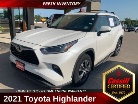 White 2021 Toyota Highlander XLE for sale in Cedar Rapids, IA