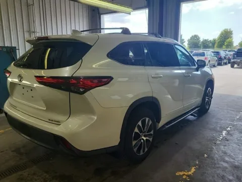 Photos of 2021 Toyota Highlander XLE for sale in Cedar Rapids, IA at Cassill Motors