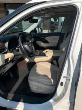 More photos of 2021 Toyota Highlander XLE at Cassill Motors, IA