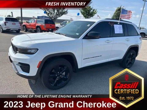 White 2023 Jeep Grand Cherokee Altitude X for sale in Cedar Rapids, IA