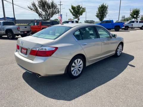 More photos of 2013 Honda Accord EX-L at Cassill Motors, IA