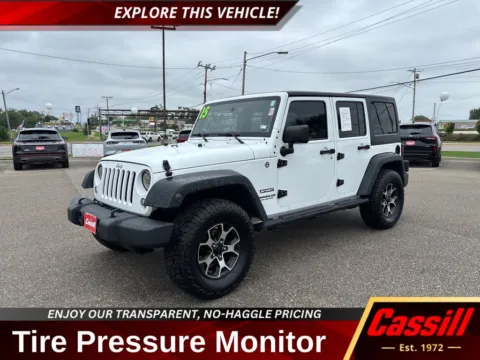 White 2015 Jeep Wrangler Unlimited Sport for sale in Cedar Rapids, IA