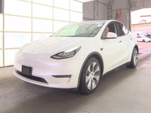 White 2023 Tesla Model Y Long Range for sale in Cedar Rapids, IA