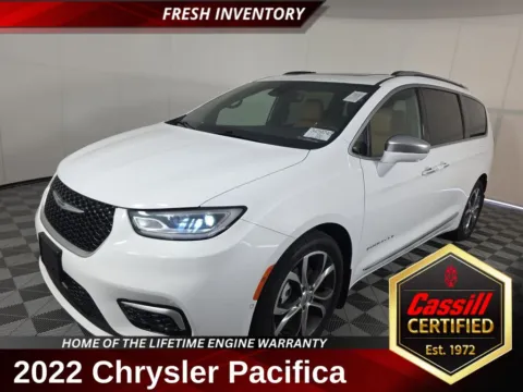 White 2022 Chrysler Pacifica Pinnacle for sale in Cedar Rapids, IA