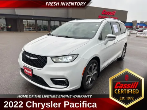 White 2022 Chrysler Pacifica Pinnacle for sale in Cedar Rapids, IA