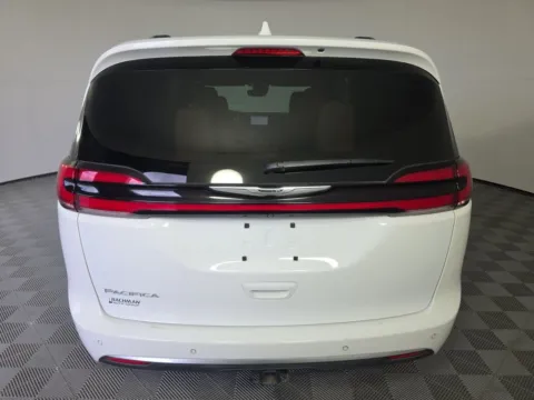More photos of 2022 Chrysler Pacifica Pinnacle at Cassill Motors, IA
