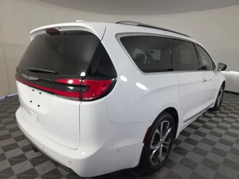 More photos of 2022 Chrysler Pacifica Pinnacle at Cassill Motors, IA