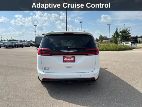 More photos of 2022 Chrysler Pacifica Pinnacle at Cassill Motors, IA