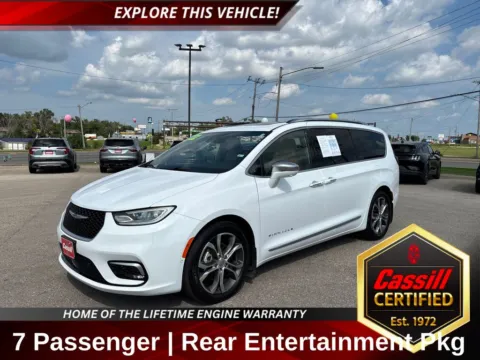 White 2022 Chrysler Pacifica Pinnacle for sale in Cedar Rapids, IA