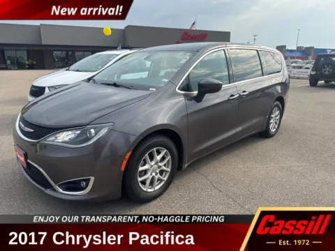 Unknown 2017 Chrysler Pacifica Touring L for sale in Cedar Rapids, IA