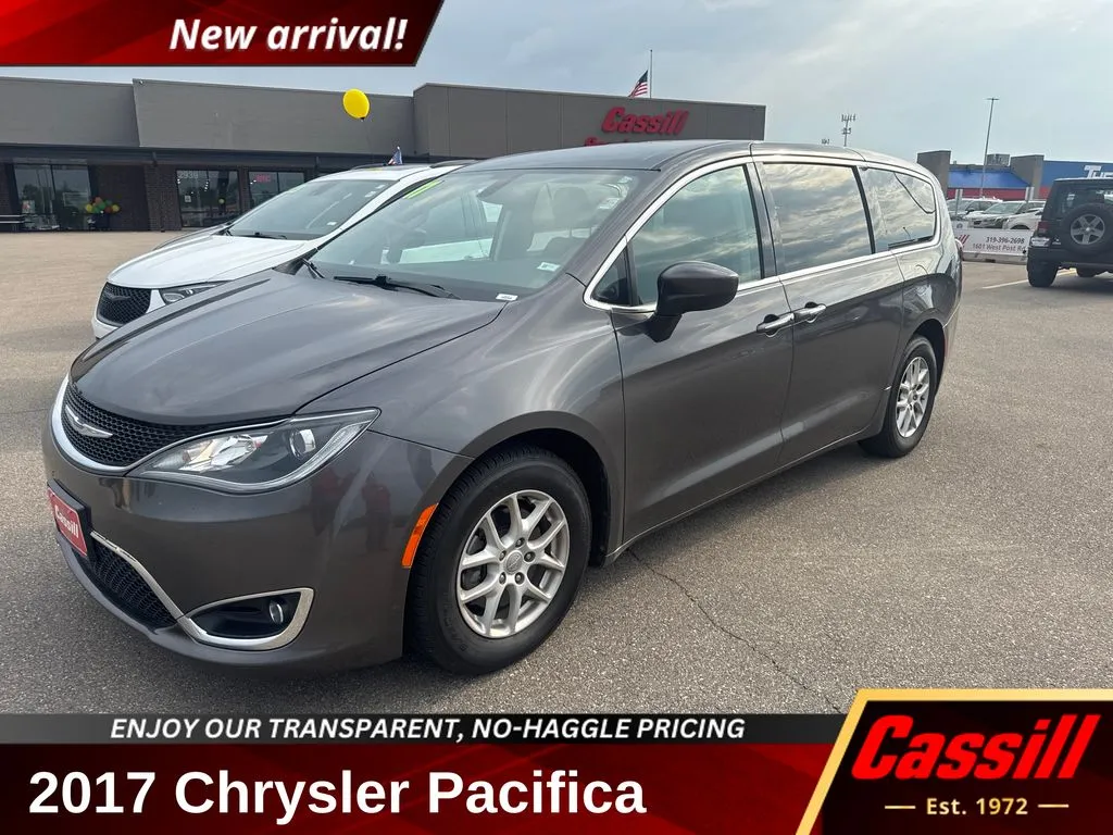 Unknown 2017 Chrysler Pacifica Touring L for sale in Cedar Rapids, IA