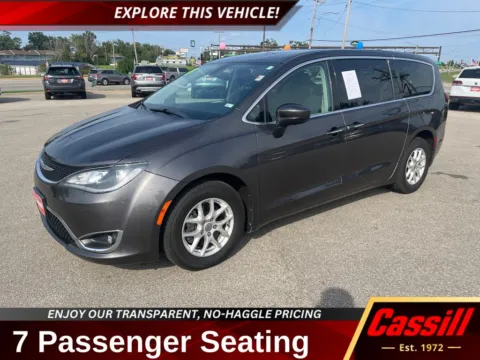 Unknown 2017 Chrysler Pacifica Touring L for sale in Cedar Rapids, IA
