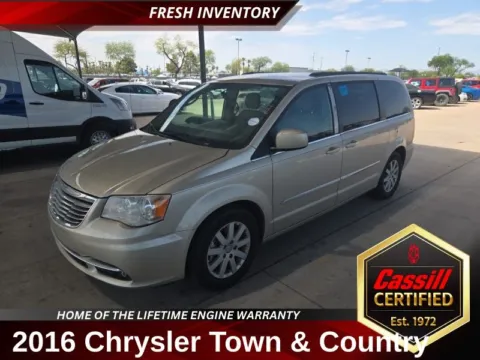 Unknown 2016 Chrysler Town & Country Touring for sale in Cedar Rapids, IA