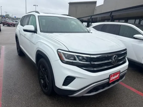 Photos of 2022 Volkswagen Atlas 3.6L V6 SE w/Technology for sale in Cedar Rapids, IA at Cassill Motors