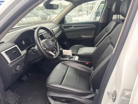 More photos of 2022 Volkswagen Atlas 3.6L V6 SE w/Technology at Cassill Motors, IA