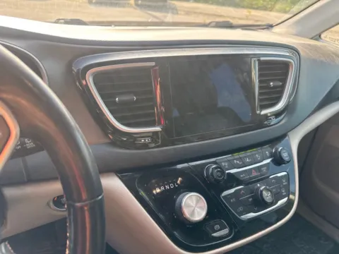 More photos of 2020 Chrysler Pacifica Touring L at Cassill Motors, IA