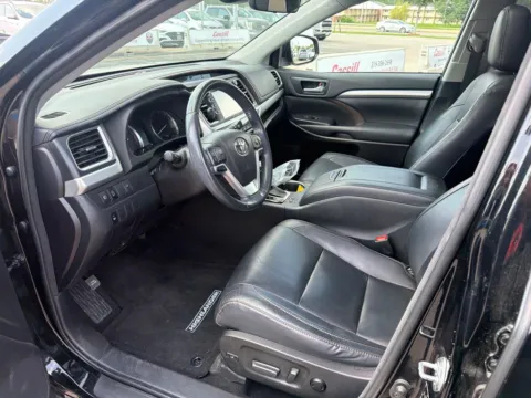 Photos of 2018 Toyota Highlander XLE for sale in Cedar Rapids, IA at Cassill Motors