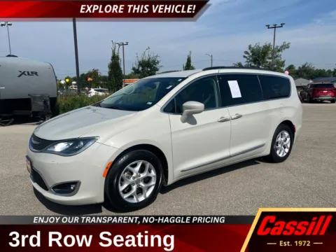 White 2017 Chrysler Pacifica Touring L for sale in Cedar Rapids, IA