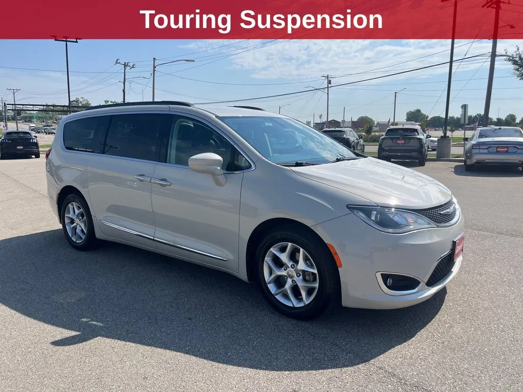 Chrysler Pacifica photo 8