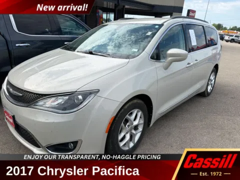 White 2017 Chrysler Pacifica Touring L for sale in Cedar Rapids, IA