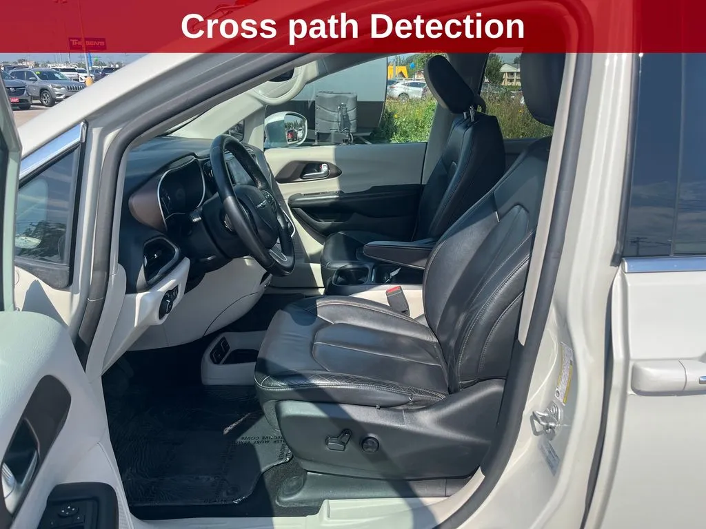 Chrysler Pacifica photo 11