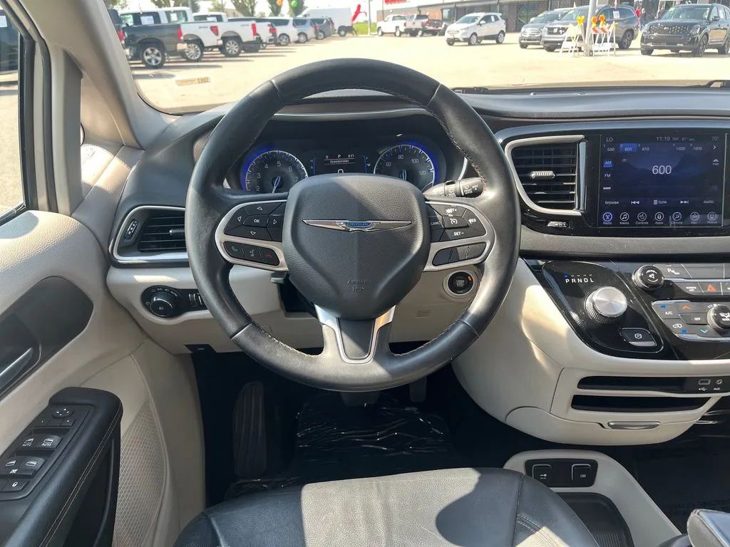 Chrysler Pacifica photo 17