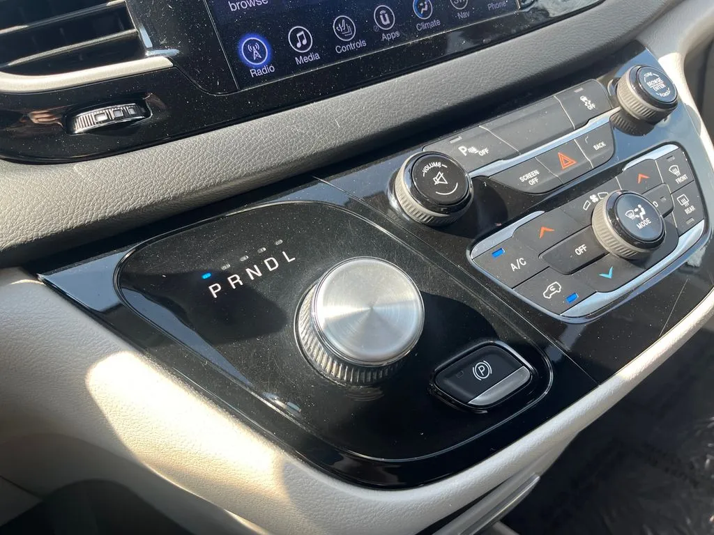 Chrysler Pacifica photo 23