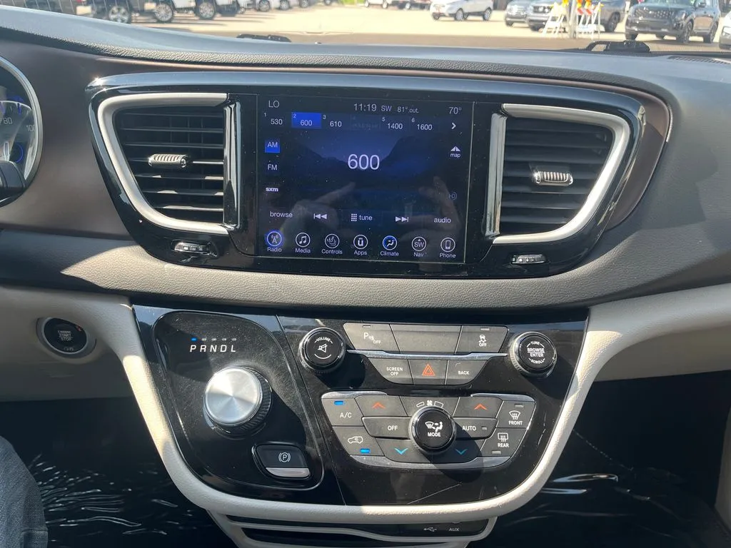 Chrysler Pacifica photo 24