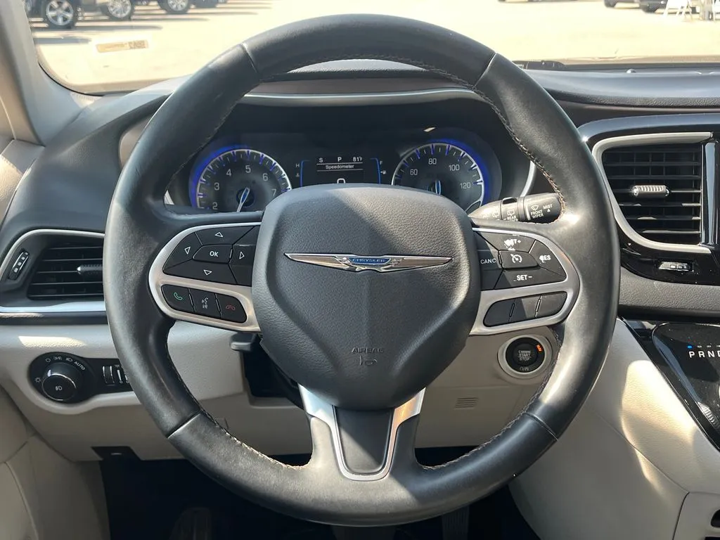 Chrysler Pacifica photo 18
