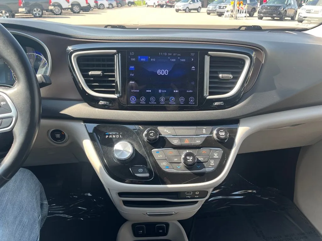 Chrysler Pacifica photo 21