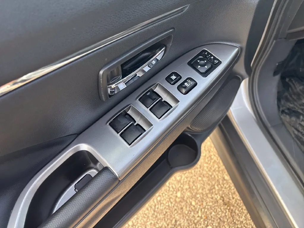 Mitsubishi Outlander Sport photo 14