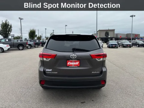 More photos of 2018 Toyota Highlander XLE at Cassill Motors, IA