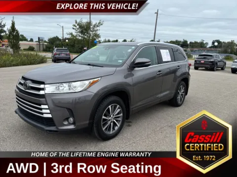 Gray 2018 Toyota Highlander XLE for sale in Cedar Rapids, IA