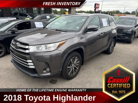 Gray 2018 Toyota Highlander XLE for sale in Cedar Rapids, IA