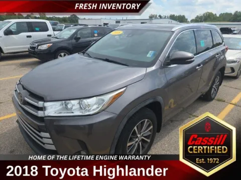 Gray 2018 Toyota Highlander XLE for sale in Cedar Rapids, IA