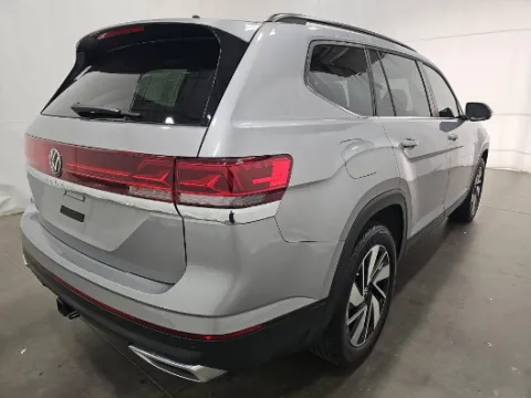 More photos of 2024 Volkswagen Atlas 2.0T SE w/Technology at Cassill Motors, IA