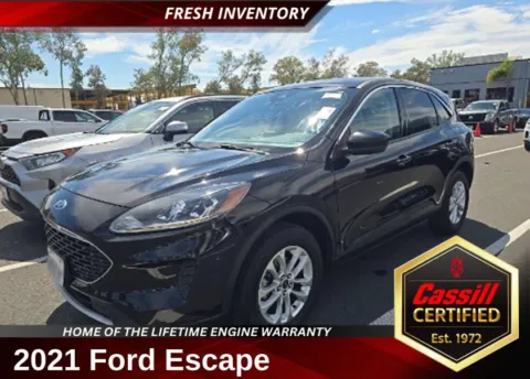 Black 2021 Ford Escape SE for sale in Cedar Rapids, IA