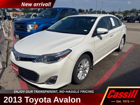 White 2013 Toyota Avalon XLE for sale in Cedar Rapids, IA