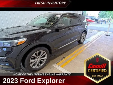 Black 2023 Ford Explorer XLT for sale in Cedar Rapids, IA