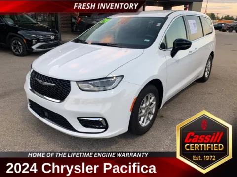 White 2024 Chrysler Pacifica Touring L for sale in Cedar Rapids, IA