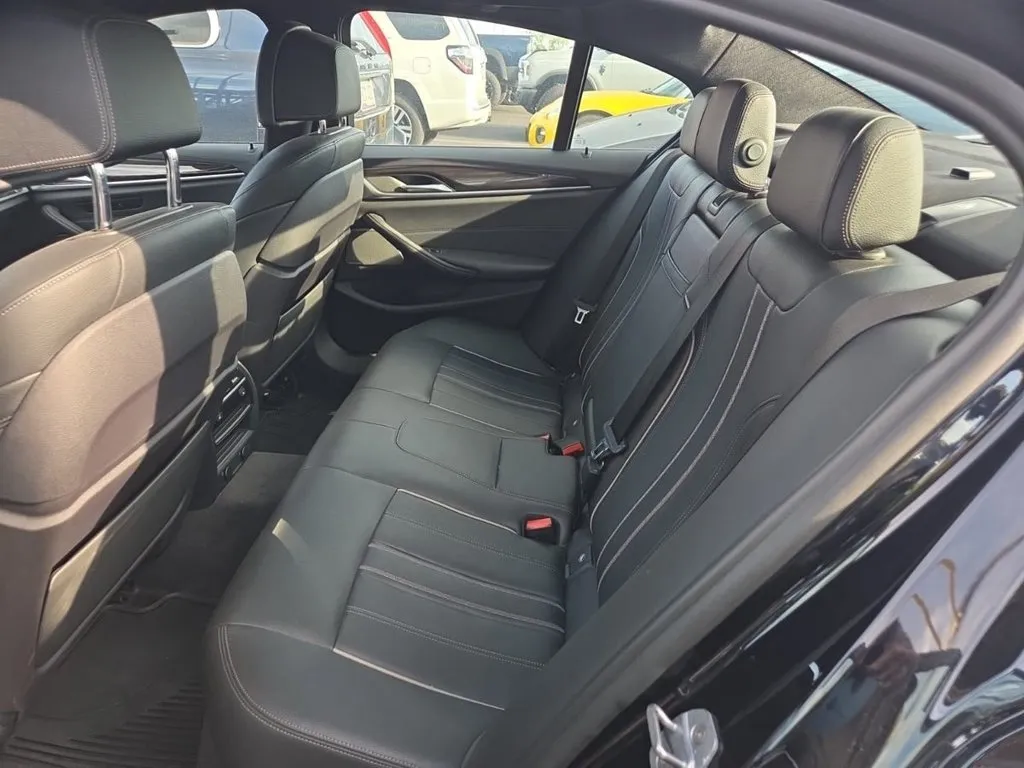 BMW 5 Series photo 11