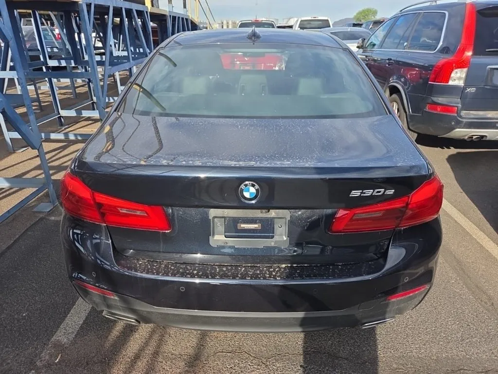 BMW 5 Series photo 4
