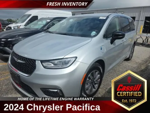 Silver 2024 Chrysler Pacifica Hybrid Select for sale in Cedar Rapids, IA