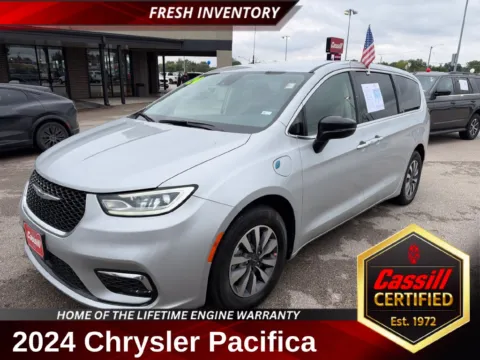 Silver 2024 Chrysler Pacifica Hybrid Select for sale in Cedar Rapids, IA