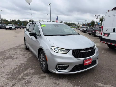 More photos of 2024 Chrysler Pacifica Hybrid Select at Cassill Motors, IA
