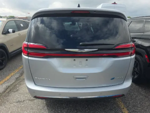 More photos of 2024 Chrysler Pacifica Hybrid Select at Cassill Motors, IA