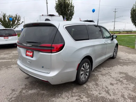More photos of 2024 Chrysler Pacifica Hybrid Select at Cassill Motors, IA